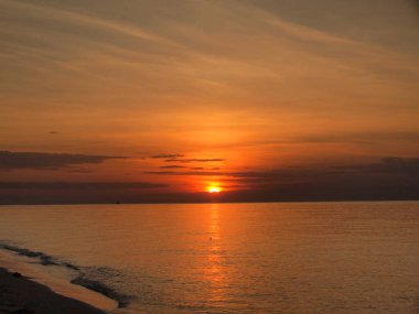 Yavaş çekim deniz manzarası görünümü ve güzel gündoğumu
