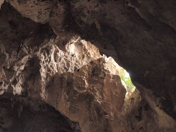 洞窟の中で太陽の光 — ストック写真