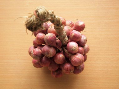 Ahşap masa üzerinde kırmızı soğan