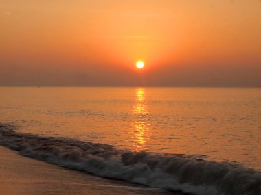 Yavaş çekim deniz manzarası görünümü ve güzel gündoğumu
