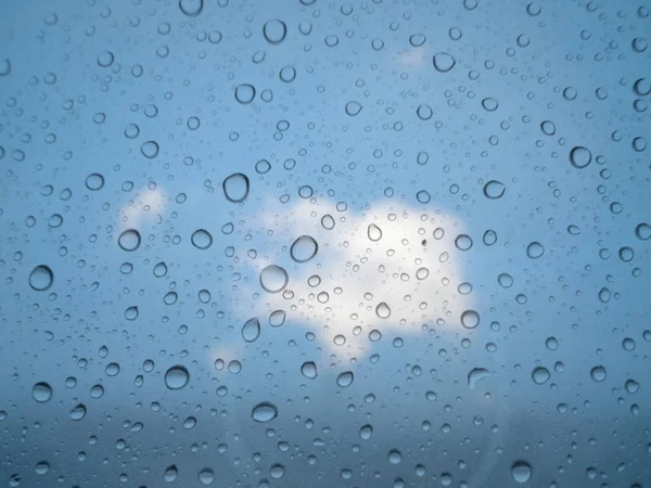 Chiudere Gocce Pioggia Fondo Vetro Cielo Nube Fuori Fuoco — Foto Stock