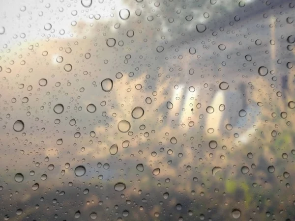 Κοντινό Πλάνο Σταγόνες Της Βροχής Γυαλί Φόντο Λιβάδι Από Την — Φωτογραφία Αρχείου