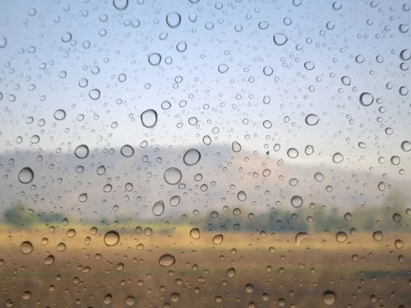 ガラス背景に雨の滴を閉じます ピントの山 — ストック写真