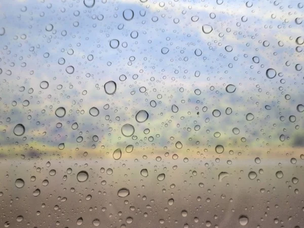 ガラス背景に雨の滴を閉じます ピントの山 — ストック写真