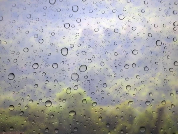 Close Van Druppels Regen Glas Achtergrond Berg Onscherp — Stockfoto