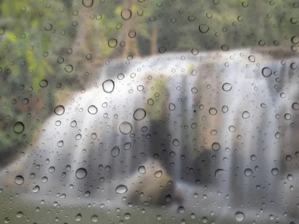 Nahaufnahme Von Regentropfen Auf Glashintergrund Wasserfall Aus Dem Fokus Geraten — Stockfoto