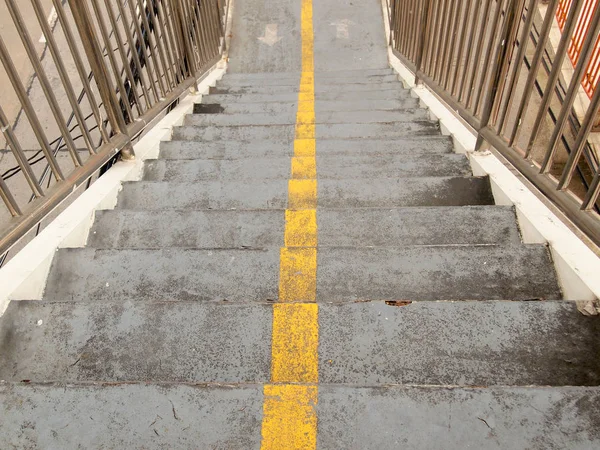 Σκάλες Της Ανισόπεδης Διάβασης Στην Πόλη — Φωτογραφία Αρχείου