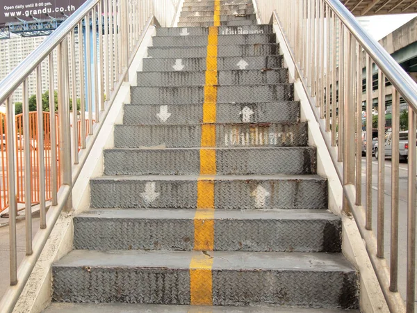 在城市立交桥的楼梯 — 图库照片