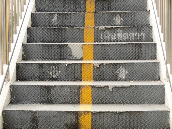 市内の歩道橋の階段 — ストック写真