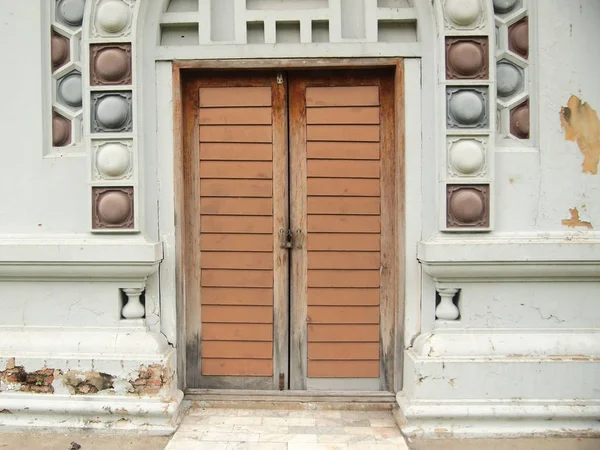 Старая Дверь Закрывается — стоковое фото
