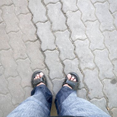 adam kaldırımda ayakta