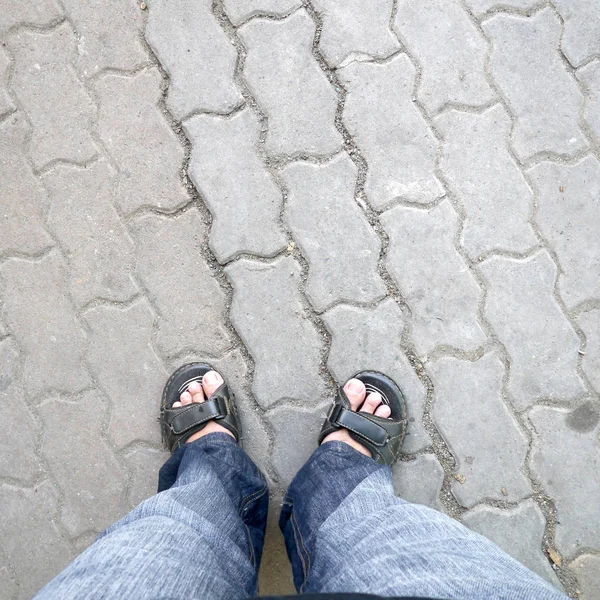 adam kaldırımda ayakta