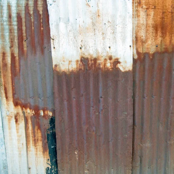 Oluklu demir paslı metal doku