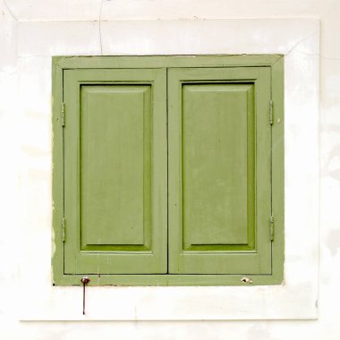 bir duvar ile ahşap pencere