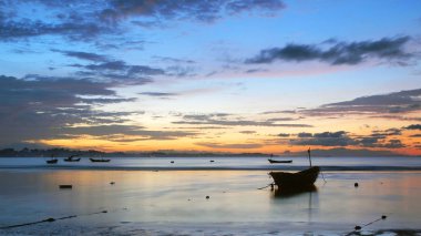 balıkçı teknesi deniz güneş doğarken