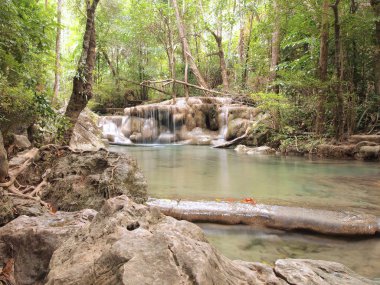 Güzel ve nefes kesici yeşil şelale, Erawan şelale Kanchanaburi, Tayland at