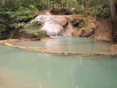 Güzel ve nefes kesici yeşil şelale, Erawan şelale Kanchanaburi, Tayland at