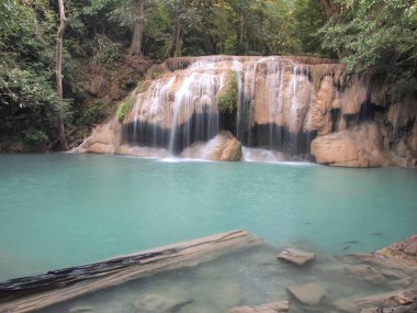 Güzel ve nefes kesici yeşil şelale, Erawan şelale Kanchanaburi, Tayland at