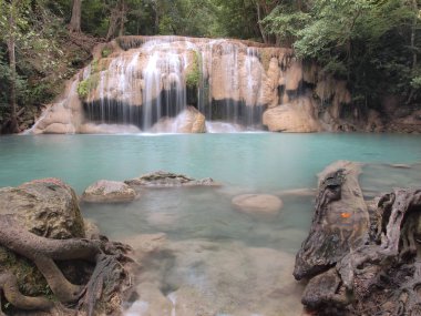 Güzel ve nefes kesici yeşil şelale, Erawan şelale Kanchanaburi, Tayland at