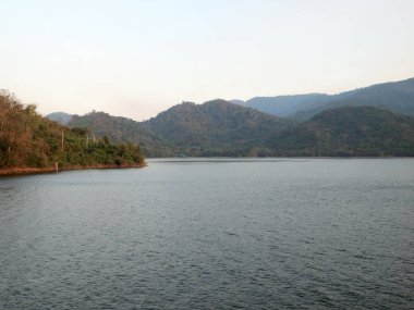 Dağ ve göl manzarası 