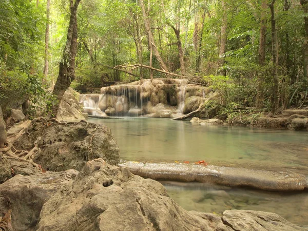 Güzel ve nefes kesici yeşil şelale, Erawan şelale Kanchanaburi, Tayland at