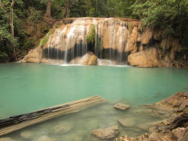 Güzel ve nefes kesici yeşil şelale, Erawan şelale Kanchanaburi, Tayland at