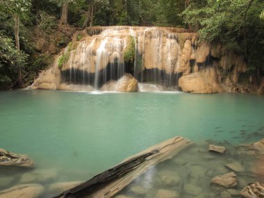 Güzel ve nefes kesici yeşil şelale, Erawan şelale Kanchanaburi, Tayland at