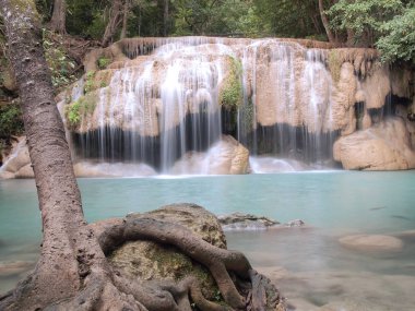 Güzel ve nefes kesici yeşil şelale, Erawan şelale Kanchanaburi, Tayland at