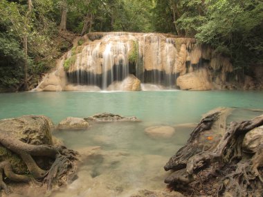 Güzel ve nefes kesici yeşil şelale, Erawan şelale Kanchanaburi, Tayland at