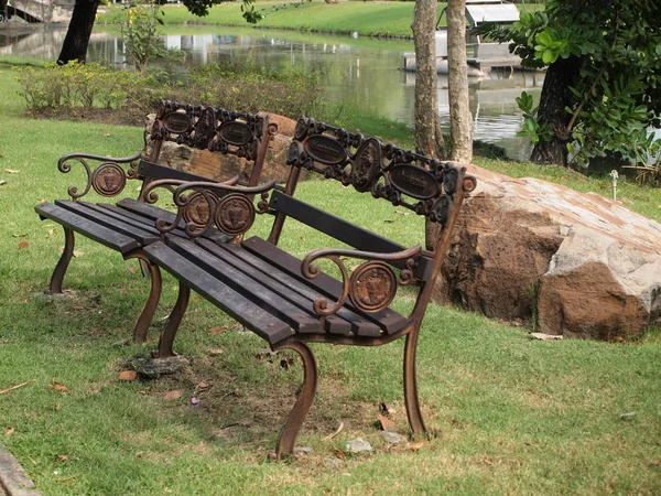 公共花园的椅子长凳 — 图库照片