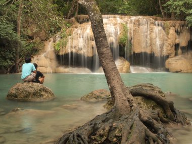 Güzel ve nefes kesici yeşil şelale, Erawan şelale Kanchanaburi, Tayland at