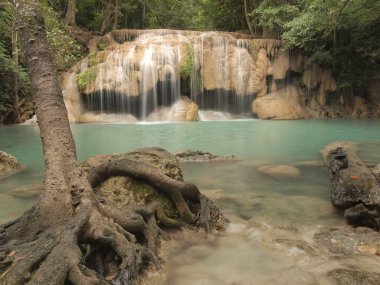 Güzel ve nefes kesici yeşil şelale, Erawan şelale Kanchanaburi, Tayland at