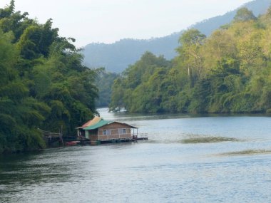 River Kwai Yai teknesinde. Kanchanaburi, Tayland