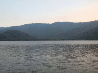 Dağ ve göl manzarası