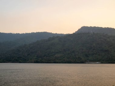 Dağ ve göl manzarası 