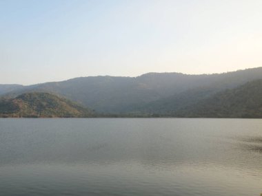 Dağ ve göl mavi gökyüzü ile peyzaj