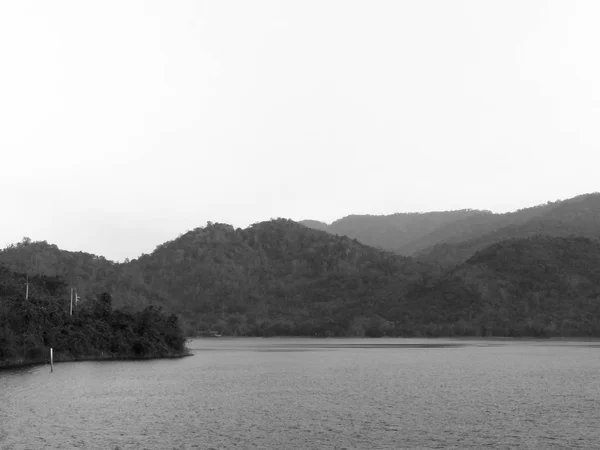 黑色和白色 山和湖的风景 — 图库照片