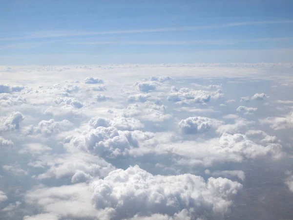 Mavi Gökyüzü Bulutlu Uçak Penceresinden Bir Görünüm — Stok fotoğraf