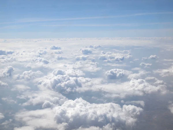 Céu Azul Com Nuvens Uma Vista Janela Avião — Fotografia de Stock