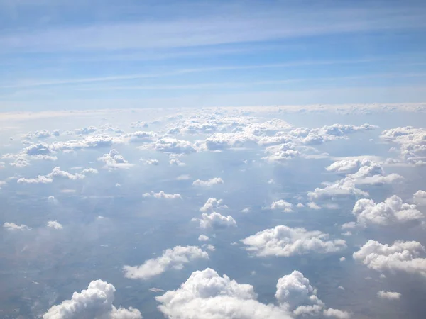 Błękitne Niebo Chmurami Widok Okna Samolotu — Zdjęcie stockowe