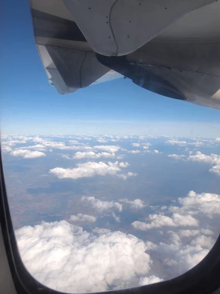 Cielo Azul Con Nubes Una Vista Desde Ventana Del Avión —  Fotos de Stock