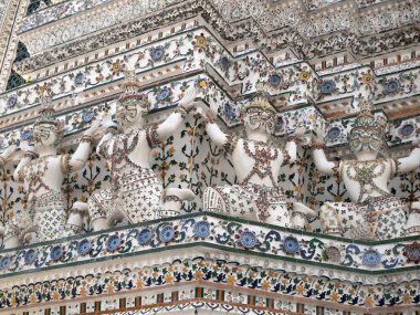 Devler duvardaki Wat Arun Tapınak, Tayland