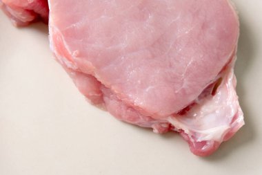 Çiğ domuz, yumuşak odak dilim kadar kapatın