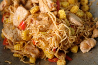 domuz eti ve sebze stir fry ile erişte