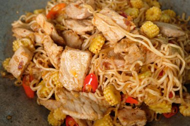 domuz eti ve sebze stir fry ile erişte