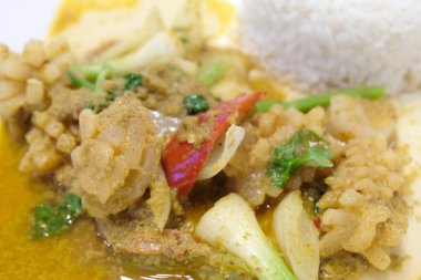 Kızarmış kalamar toz köri