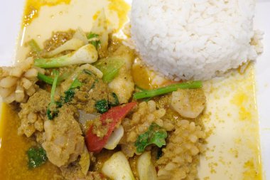 Kızarmış kalamar toz köri