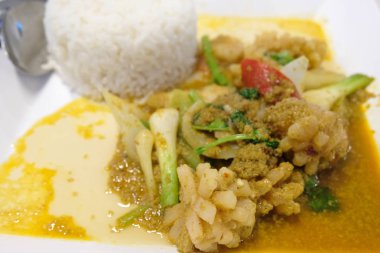 Kızarmış kalamar toz köri