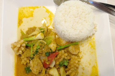 Kızarmış kalamar toz köri