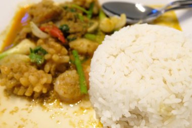 Kızarmış kalamar toz köri